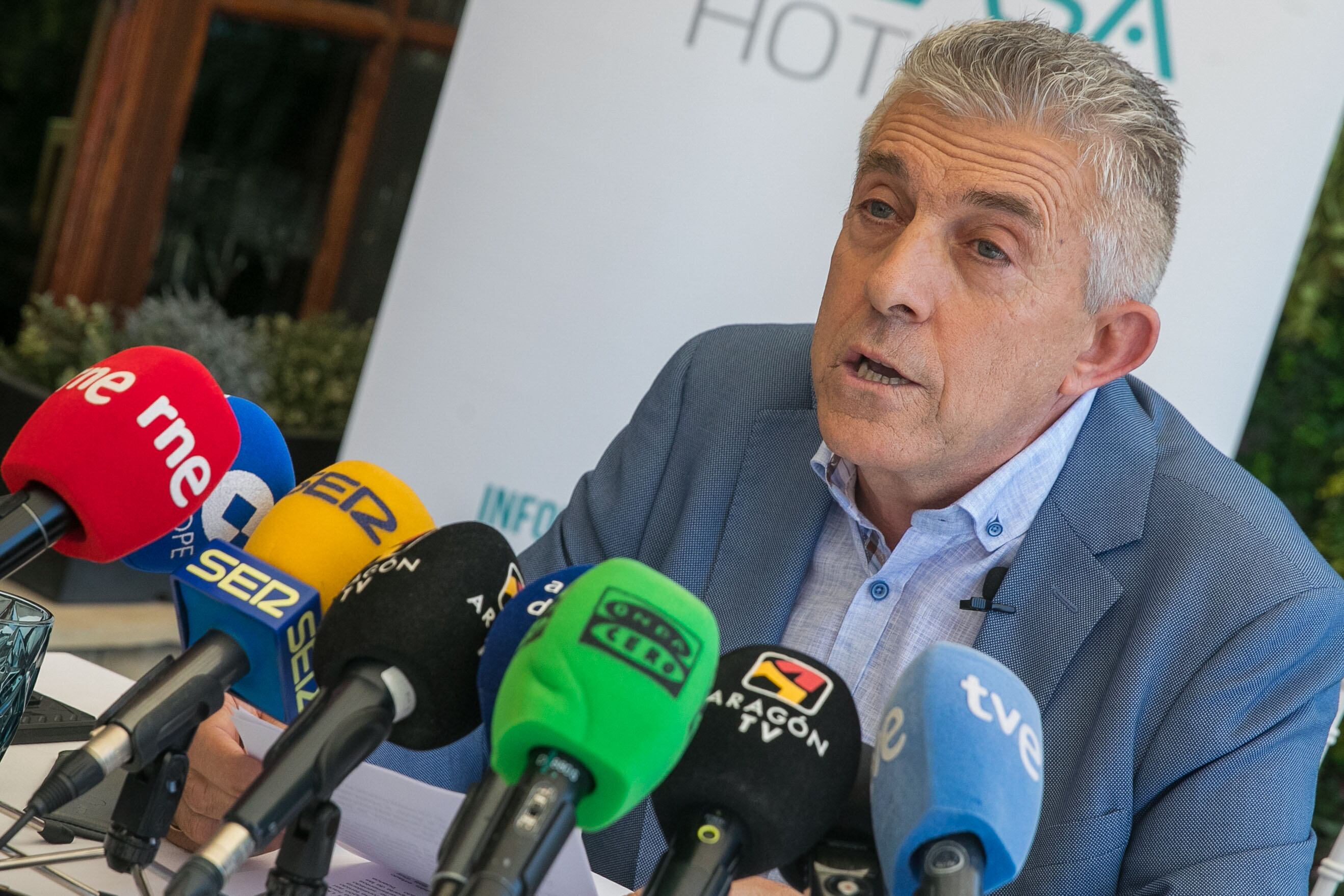 El exconsejero de Agricultura, Ganadería y Alimentación, Ángel Samper, en su comparecencia ante los medios, este lunes, en Zaragoza.