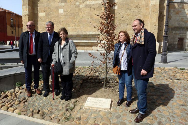 Un haya rojo y una placa recuerdan la lucha de los afectados por enfermedades raras