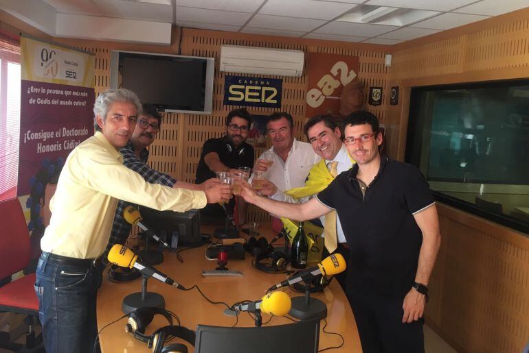 El Senado Amarillo festeja el ascenso en los estudios de Radio Cádiz
