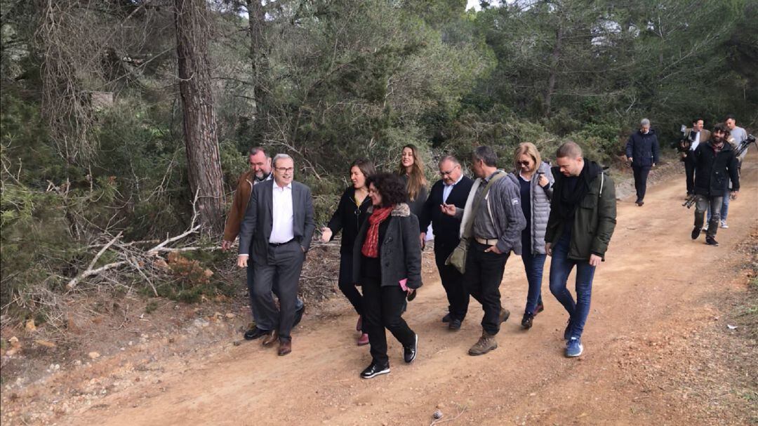 Un momento durante la visita al camino de los representantes del Consell y el Ayuntamiento de Sant Joan