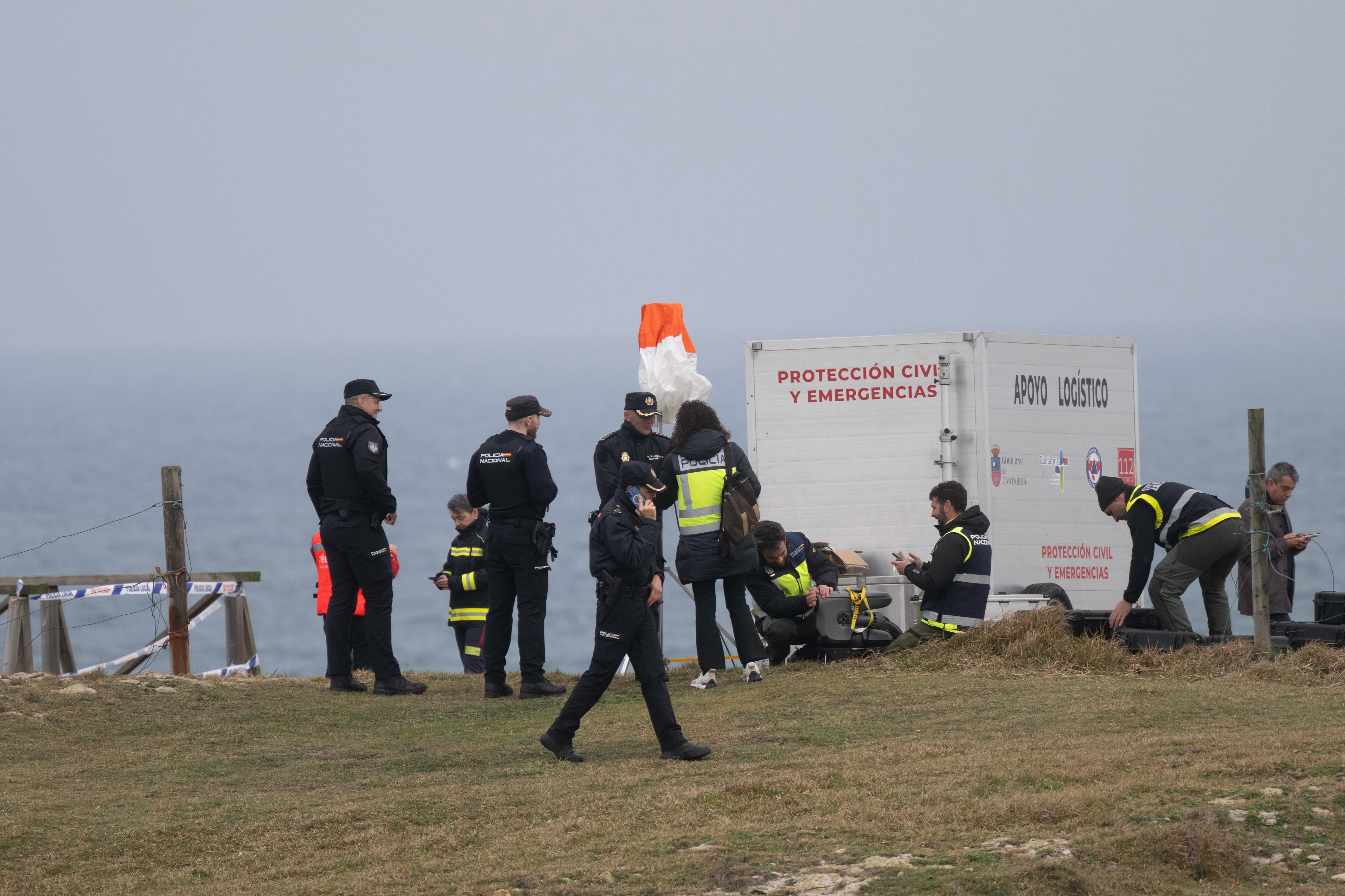 SANTANDER, 05/03/2026.- Efectivos de emergencias continúan este jueves con la búsqueda de la joven de 20 años, de Guadalajara, desaparecida tras romperse una pasarela en la zona costera de El Bocal, de Santander. La joven guadalajareña cayó al mar la tarde del martes con seis de sus compañeros del instituto La Granja de Heras, donde estudiaban los siete. Cinco de ellos fueron localizados fallecidos el mismo día del suceso y otra joven está ingresada en la UCI del hospital de Valdecilla, de Santander. EFE/  Pedro Puente Hoyos