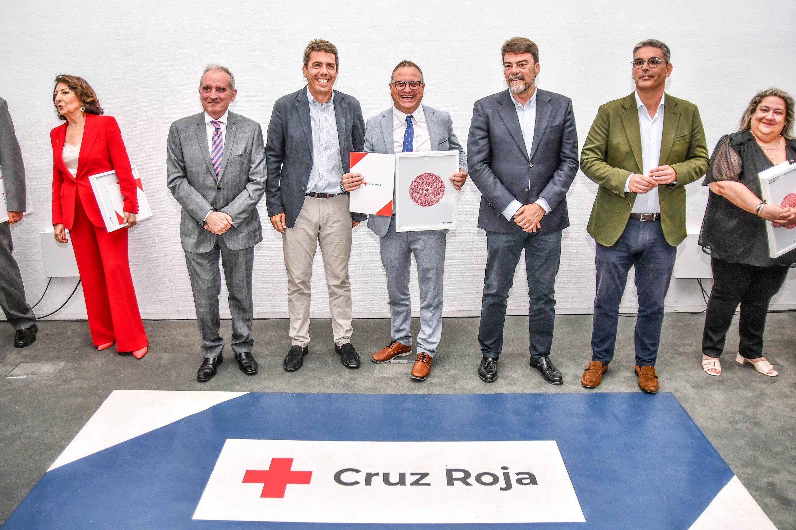 Ismael Estevan junto al presidente de la Generalitat, Carlos Mazón y Francisco Galvañ, presidente provincial de Cruz Roja en Alicante