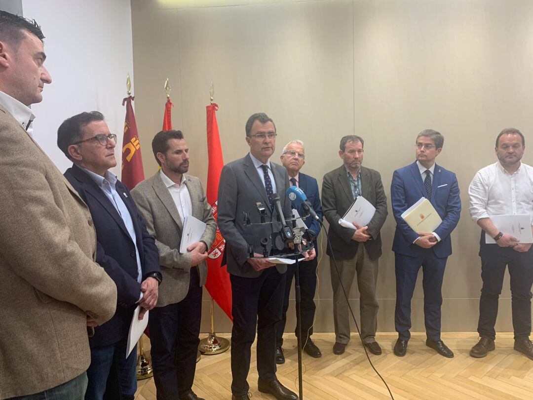 El alcalde de Murcia, José Ballesta, comparece junto a la corporación municipal para explicar las nuevas medidas de contención del coronavirus de Wuhan