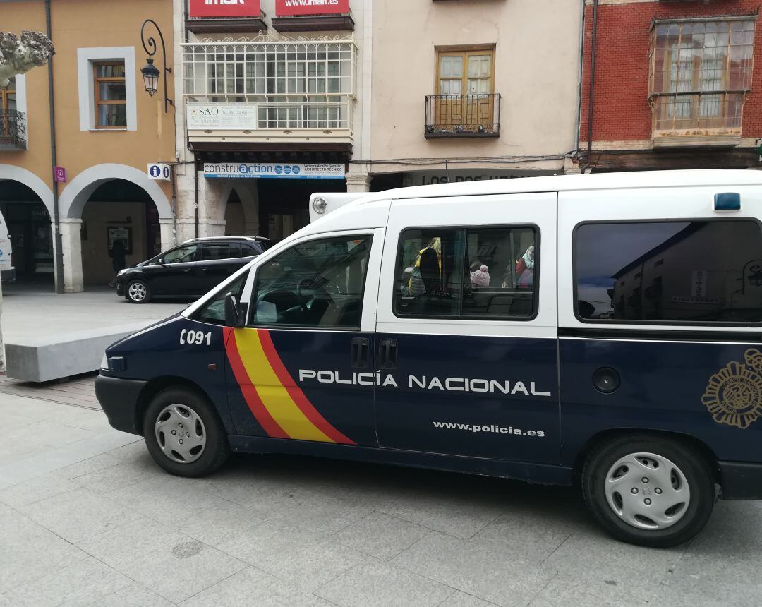 Imagen de archivo de una furgoneta de la Policía Nacional en el centro de Aranda