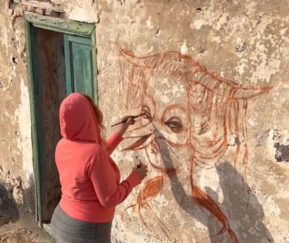 Vannesa Alice pintando el mural en una vivienda rural del siglo XVIII en Lanzarote.