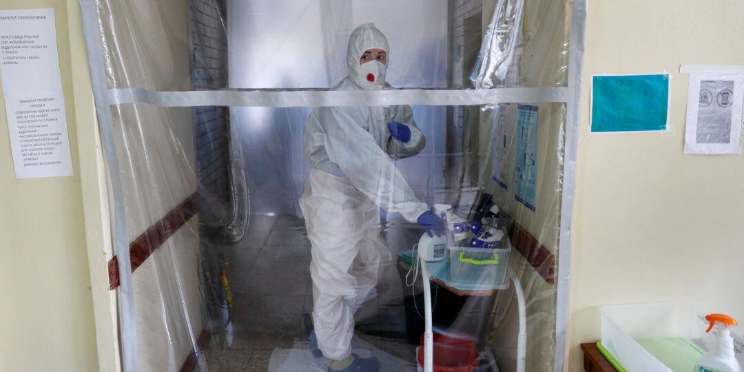 Un doctor en una zona de seguridad de un hospital.