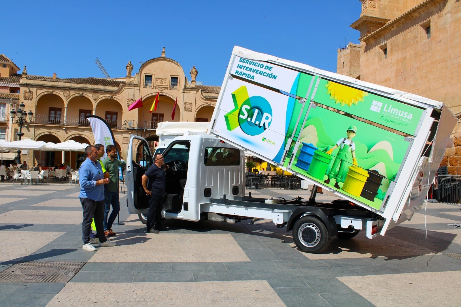 El Ayuntamiento de Lorca incorpora tres nuevas furgonetas para la limpieza viaria.