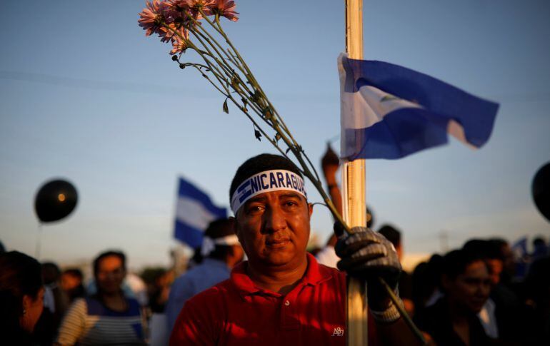 Un hombre participa en la vigilia contra el gobierno de Daniel Ortega