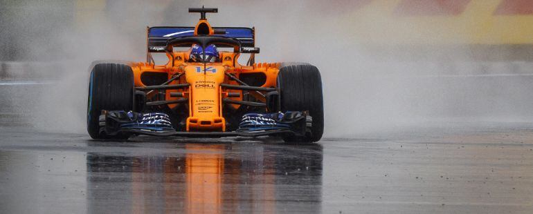 Fernando Alonso gira con su coche en el circuito de Paul Ricard