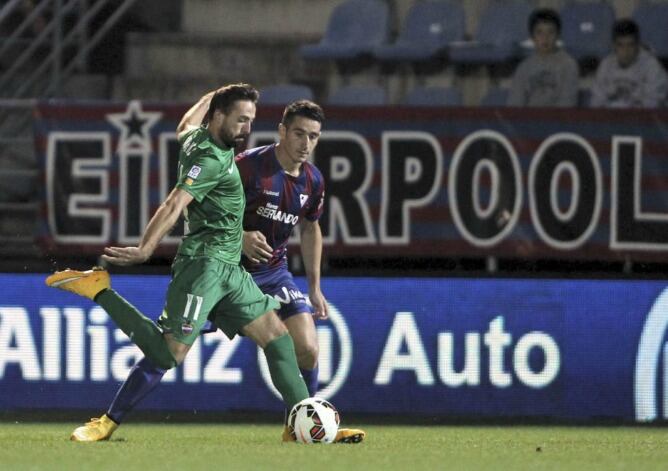 Morales, que regresaba a Eibar con el que ascendió a primera el año pasado, es defendido por Saúl Berjón, autor del golazo del partido.