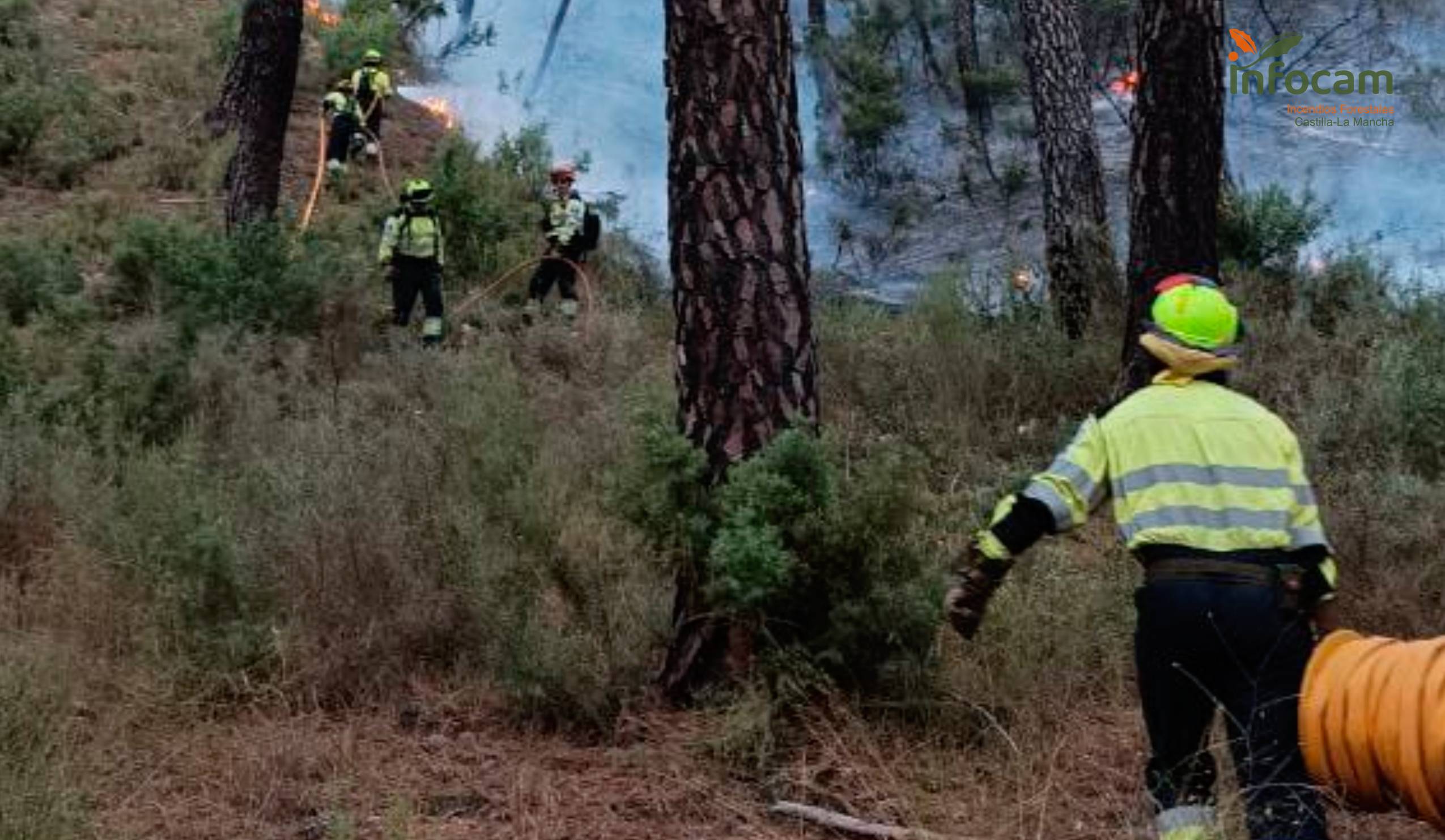 Imagen de los bomberos forestales extinguiendo el incendio de Riópar