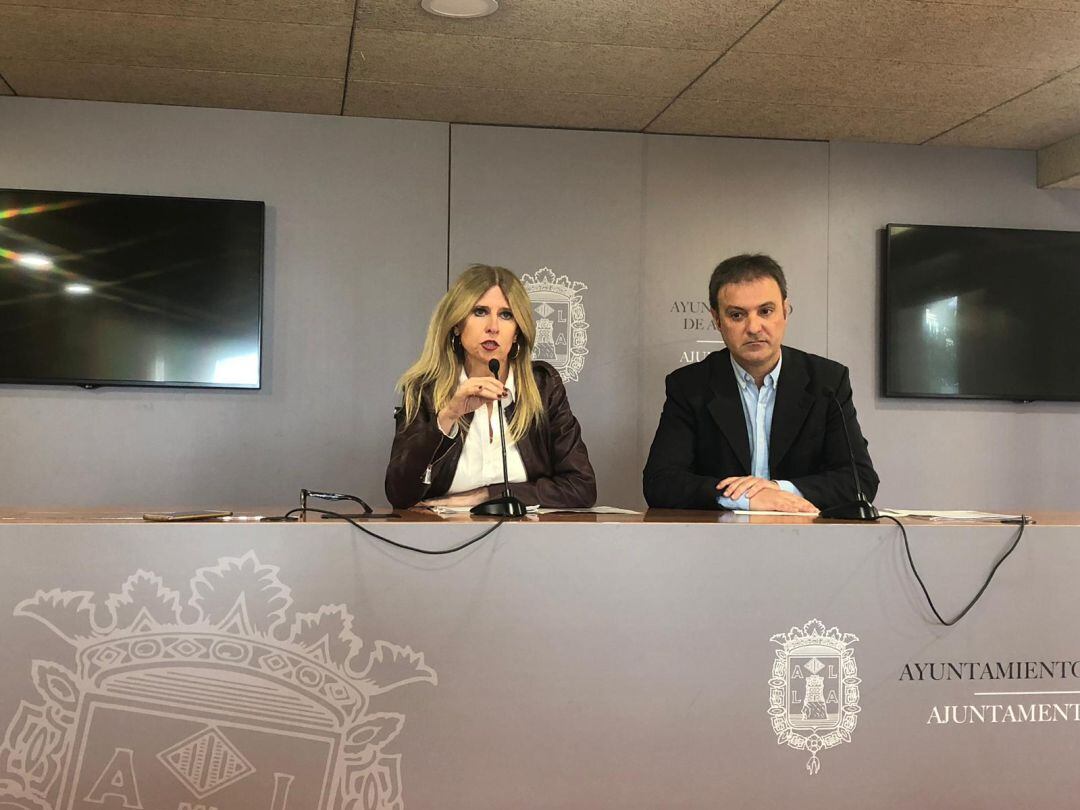 La portavoz socialista y el de Compromís, Eva Montesinos y Natxo Bellido, en una rueda de prensa conjunta