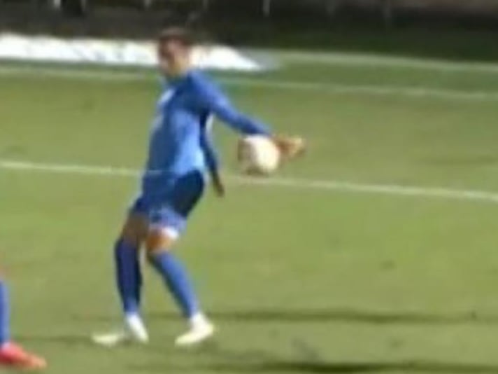 La acción polémica del partido, con una clara mano de un jugador del Fuenlabrada