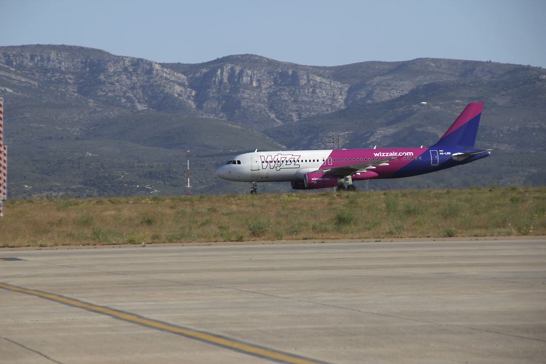 Avión de Wizz Air en el aeropuerto de Castellón