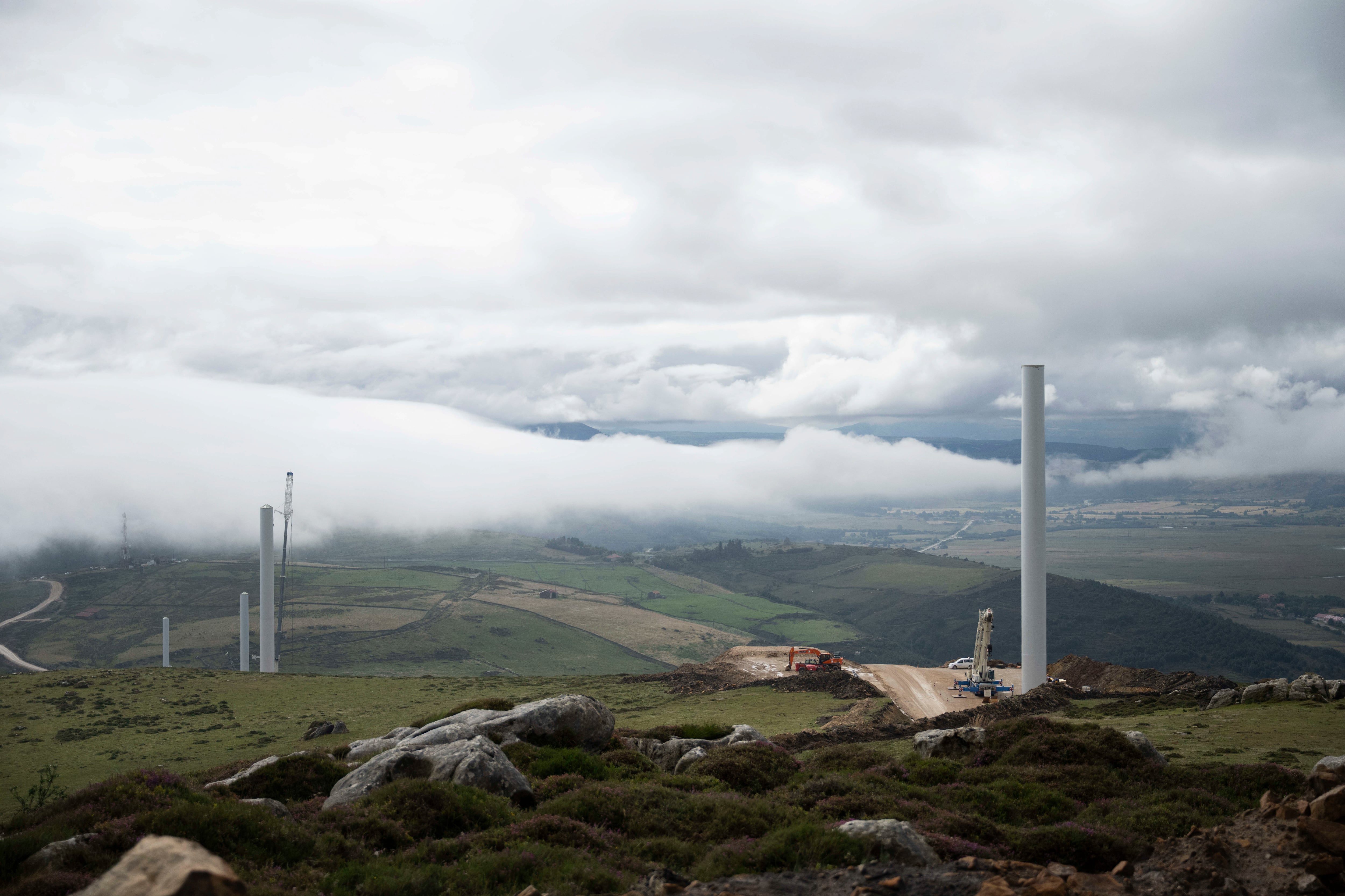 CAMPOO DE YUSO (CANTABRIA), 18/07/2025.- Vista de las obras del parque eólico de El Escudo, que ya tiene instaladas siete torres de los 23 aerogeneradores que tiene el proyecto, podrían estar concluidas en cuatro o cinco meses para empezar a operar en marzo de 2026. EFE/Pedro Puente Hoyos