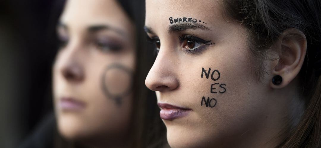 Una joven durante las manifestaciones del 8 de marzo