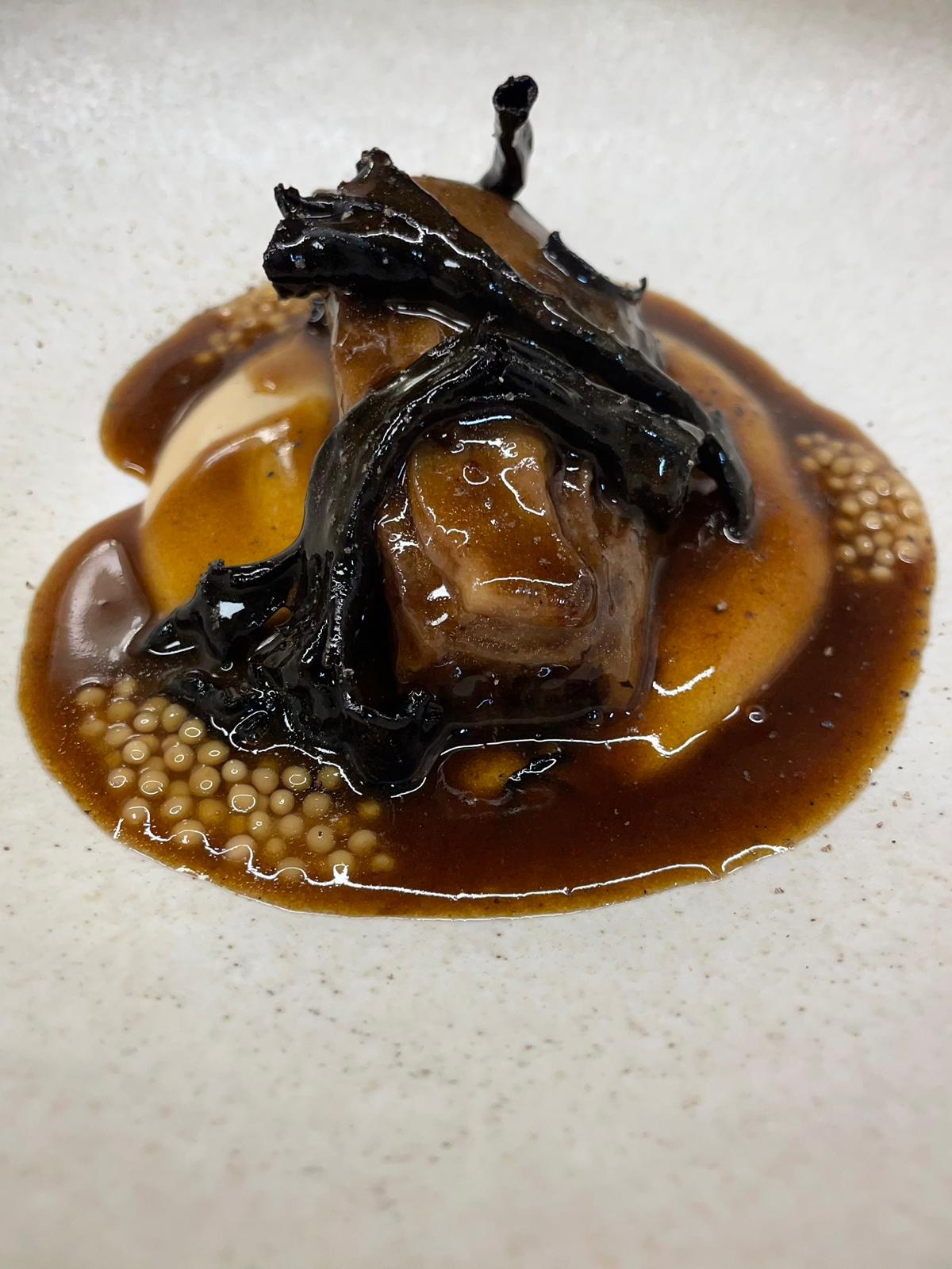 Costilla de ternera tratada como un guiso, trompeta negra y semilla de mostaza encurtida (El Portal de Albarracín).