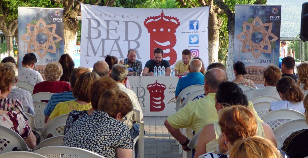 El alcalde de Bedmar y Garcíez, Juan Francisco Serrano (centro de la mesa) durante la presentación del CULVE 2019.