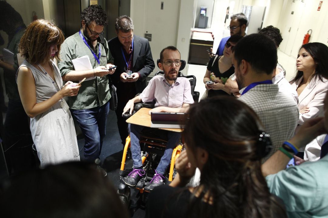 El jefe negociador y secretario de Acción de Podemos, Pablo Echenique, en los pasillos del Congreso de los Diputados