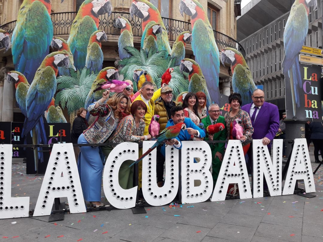 La compañía protagonizó un pequeño espectáculo musical frente al Gallo Azul