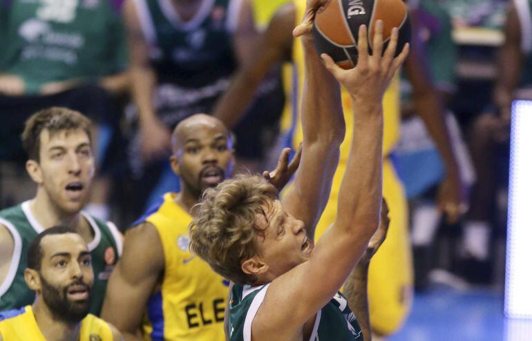 El alero lituano del Unicaja Mindaugas Kuzminskas captura un rebote ante varios jugadores del Maccabi Electra.