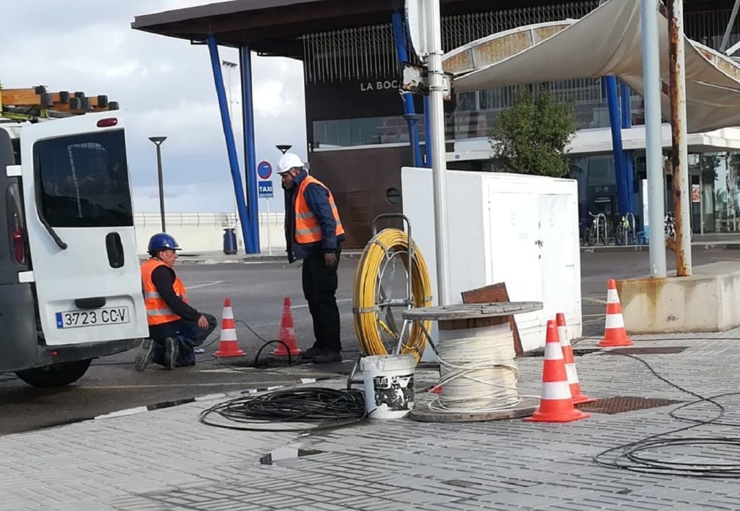 Imagen de archivo de unos operarios instalando la fibra óptica en Formentera