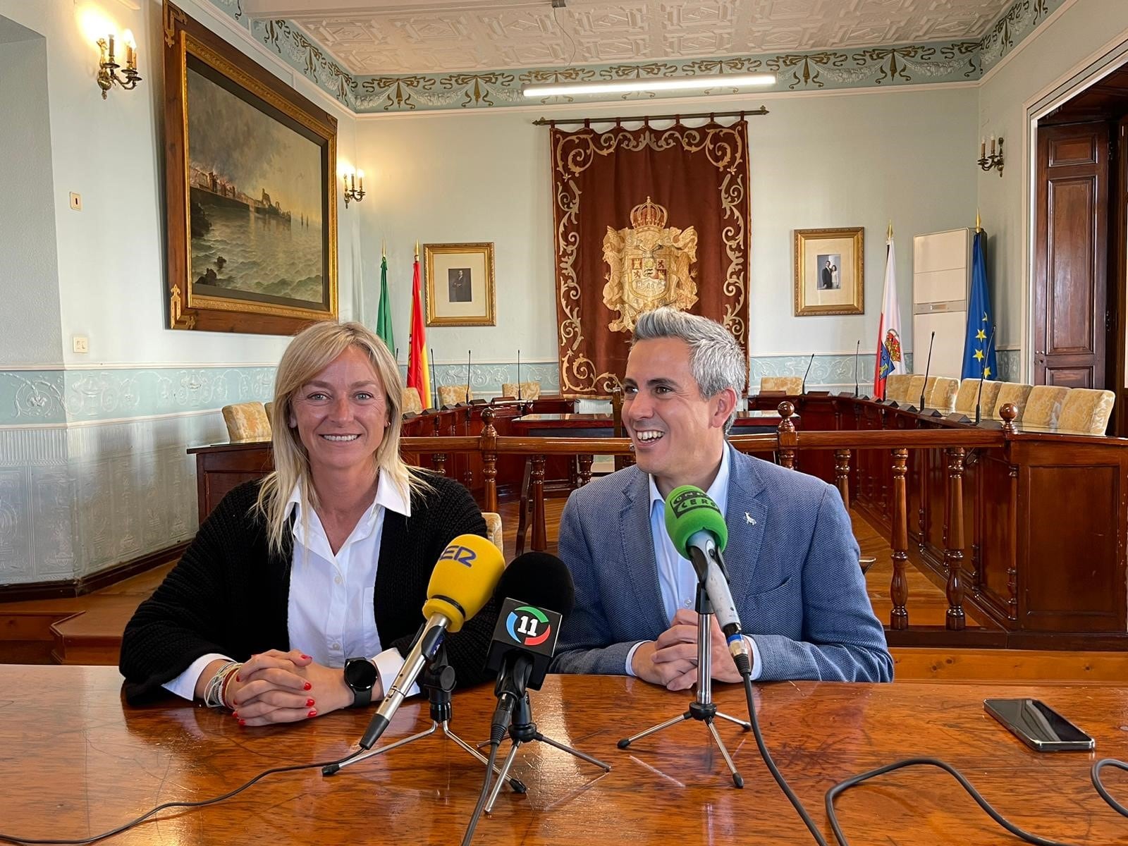 La alcaldesa, Susana Herrán, y el vicepresidente, Pablo Zuloaga, presentan el proyecto en el Ayuntamiento de Castro Urdiales.