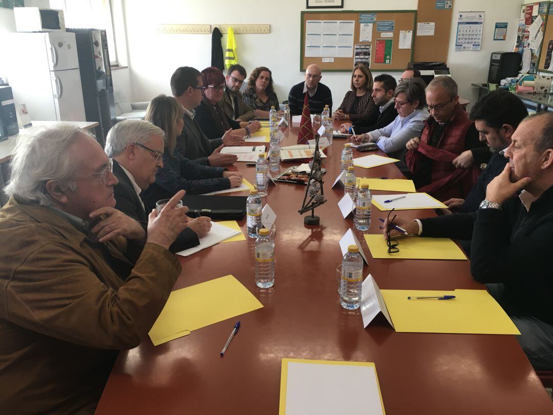Reunión con el centro educativo y los partidos políticos