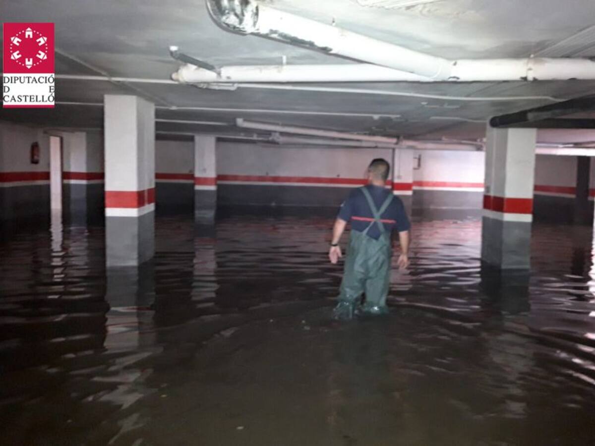 Rescatada una mujer en Vila-real atrapada en su coche en una zona inundada