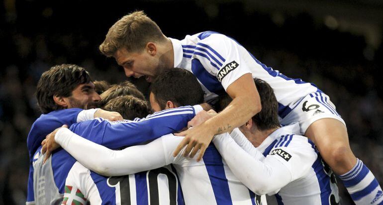 Los jugadores de la Real Sociedad celebran el segundo gol de su equipo ante el Sevilla