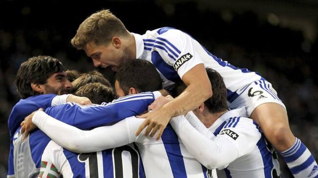 Los jugadores de la Real Sociedad celebran el segundo gol de su equipo ante el Sevilla