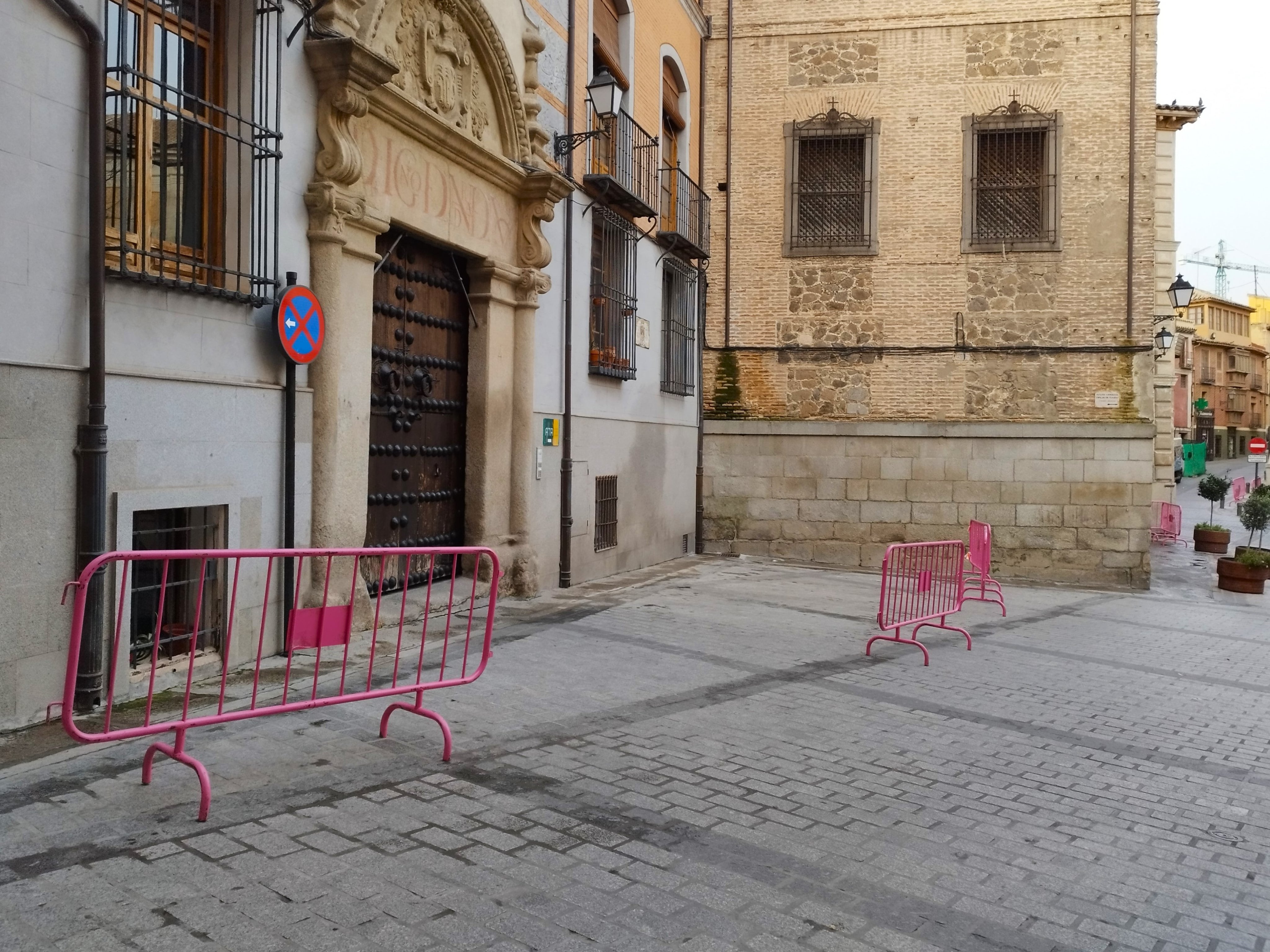 La Plaza de San Vicente, en el casco histórico de Toledo, vallada durante la Semana Santa