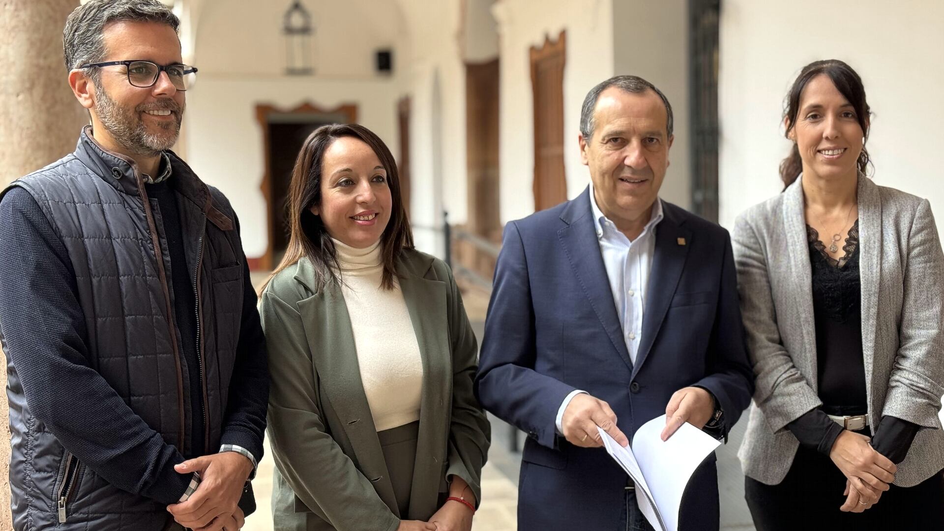 José Luis Ruiz Espejo junto a María José González, Noemí Escobar y Francisco Calderón (PSOE Antequera)