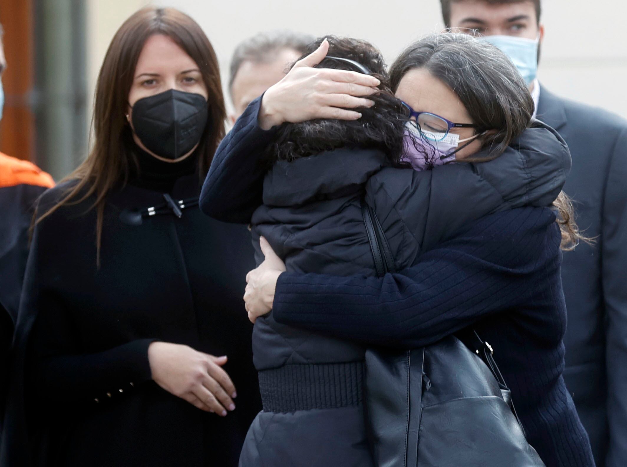 La vicepresidenta del Gobierno valenciano y consellera de Igualdad y Políticas Inclusivas, Mónica Oltra (d) y la alcaldes de Moncada, Amparo Orts, durante el minuto de silencio ante las puertas del Ayuntamiento tras el incendio ocurrido la pasada noche en una residencia de ancianos en la que han muerto seis personas