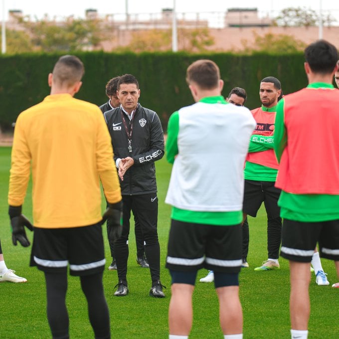 Francisco charla con los jugadores antes de un entrenamiento del Elche