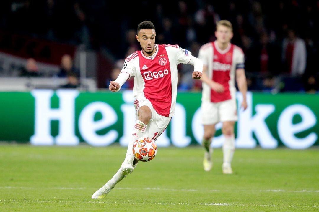 Mazraoui durante el partido de Champions contra el Tottenham