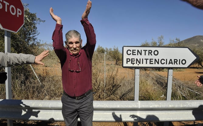 Miguel Montes Neiro aplaude a los periodistas tras salir de la cárcel de Albolote, en Granada