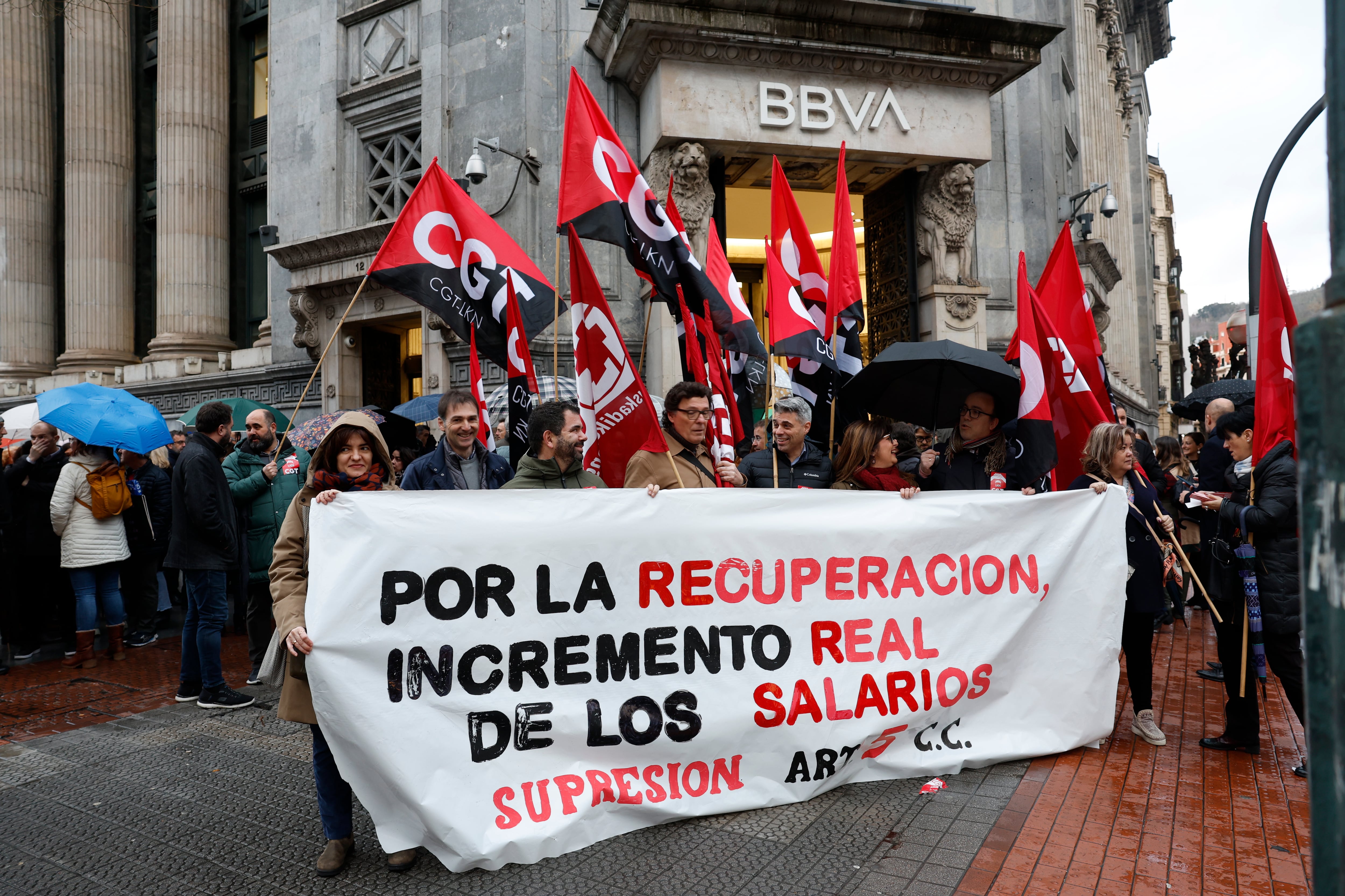 Imagen de la protesta de los trabajadores de un banco en Bilbao