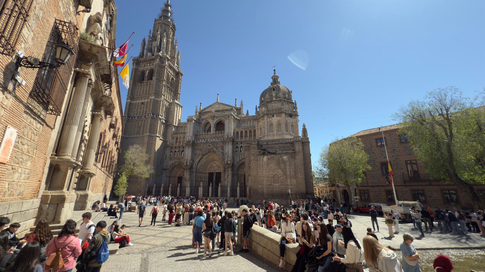 Imagen de archivo de la Plaza del Ayuntamiento con varios grupos de turistas