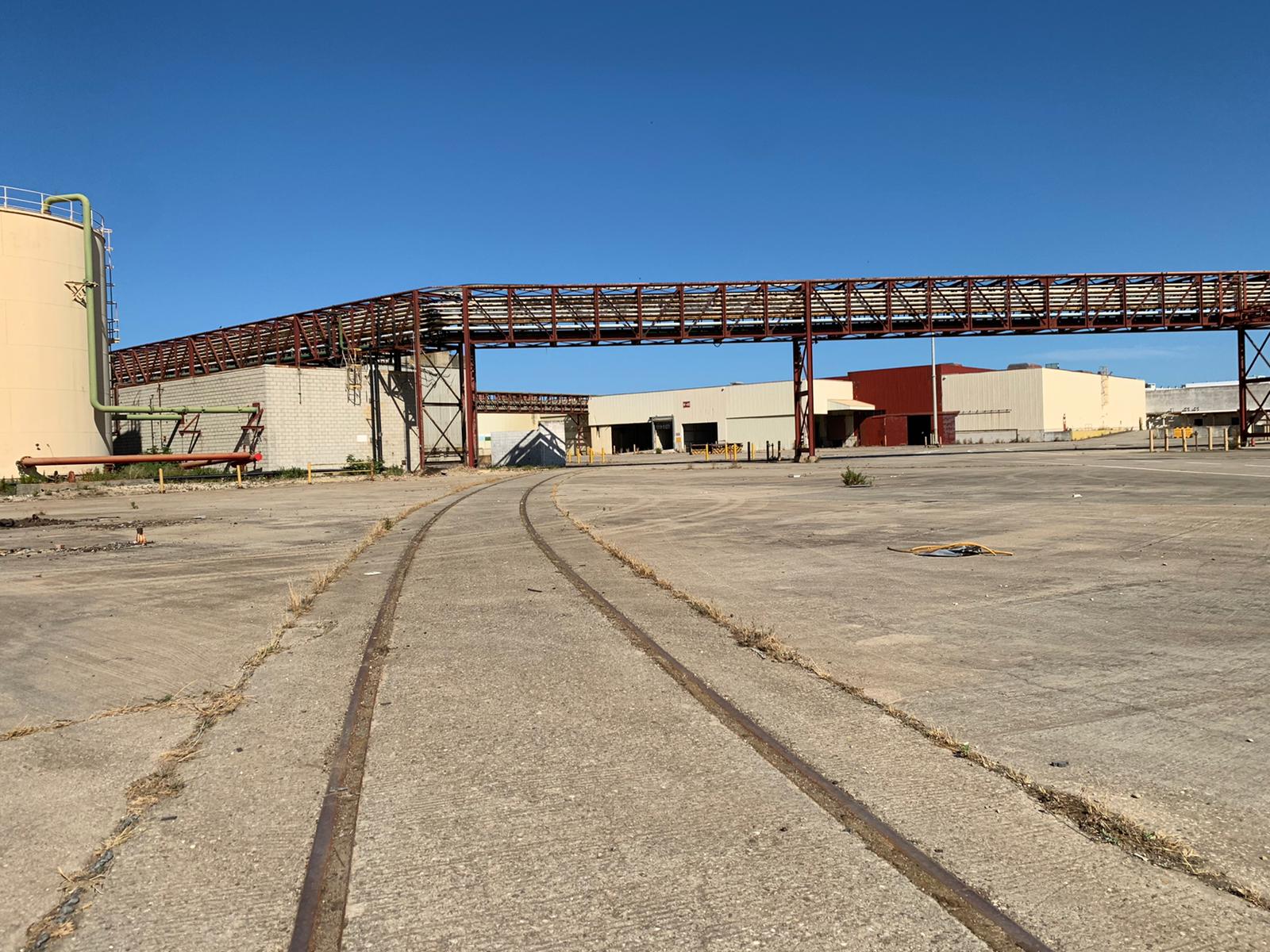 La fábrica de Delphi está pegada a la próxima conexión ferroviaria con el muelle del Bajo de la Cabezuela. Llegó a tener dentro una vía del tren, que nunca se usó. Por aquí no pasó ningún tren