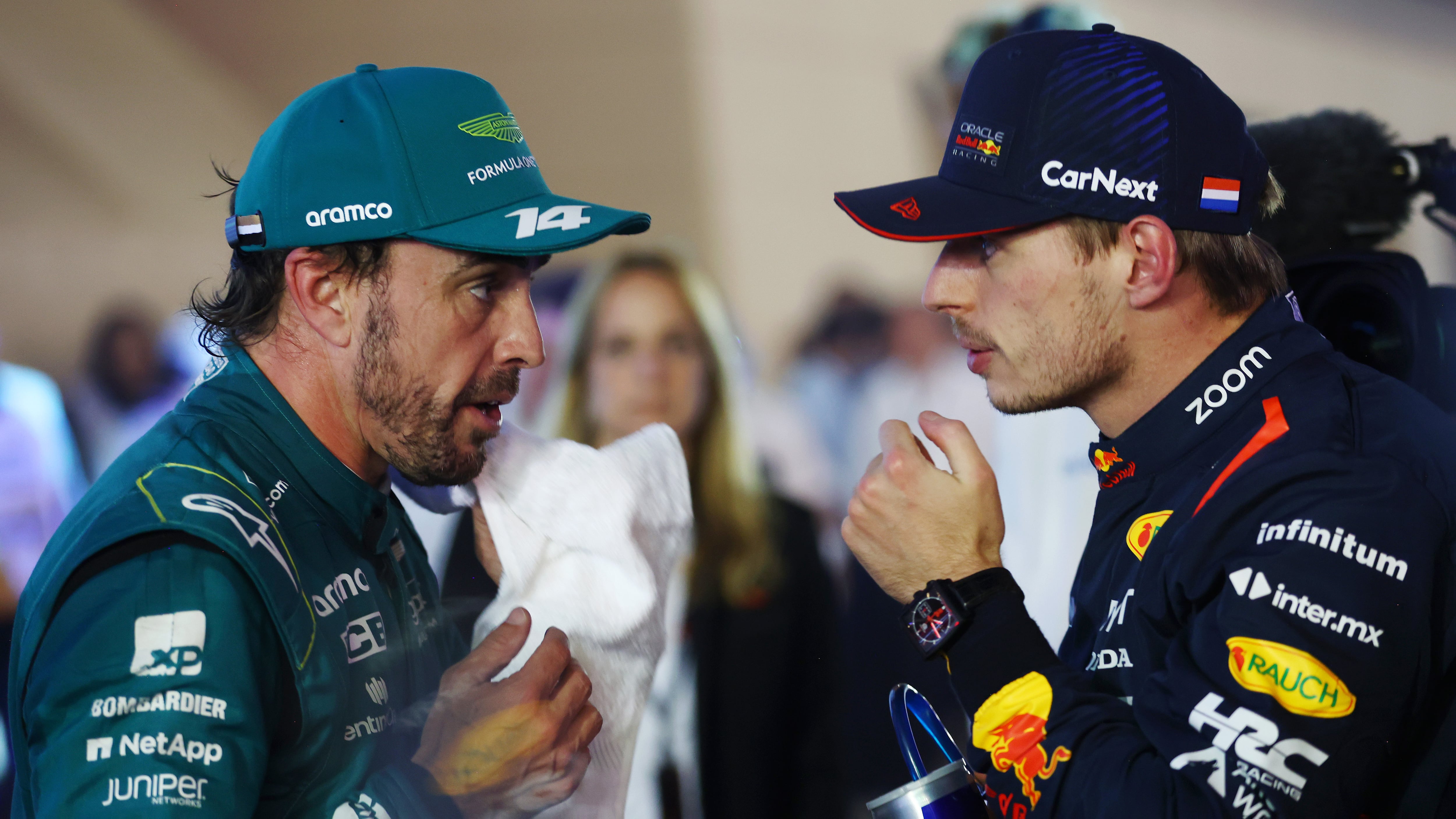 Max Verstappen y Fernando Alonso hablan tras el GP de Bahrain de 2023