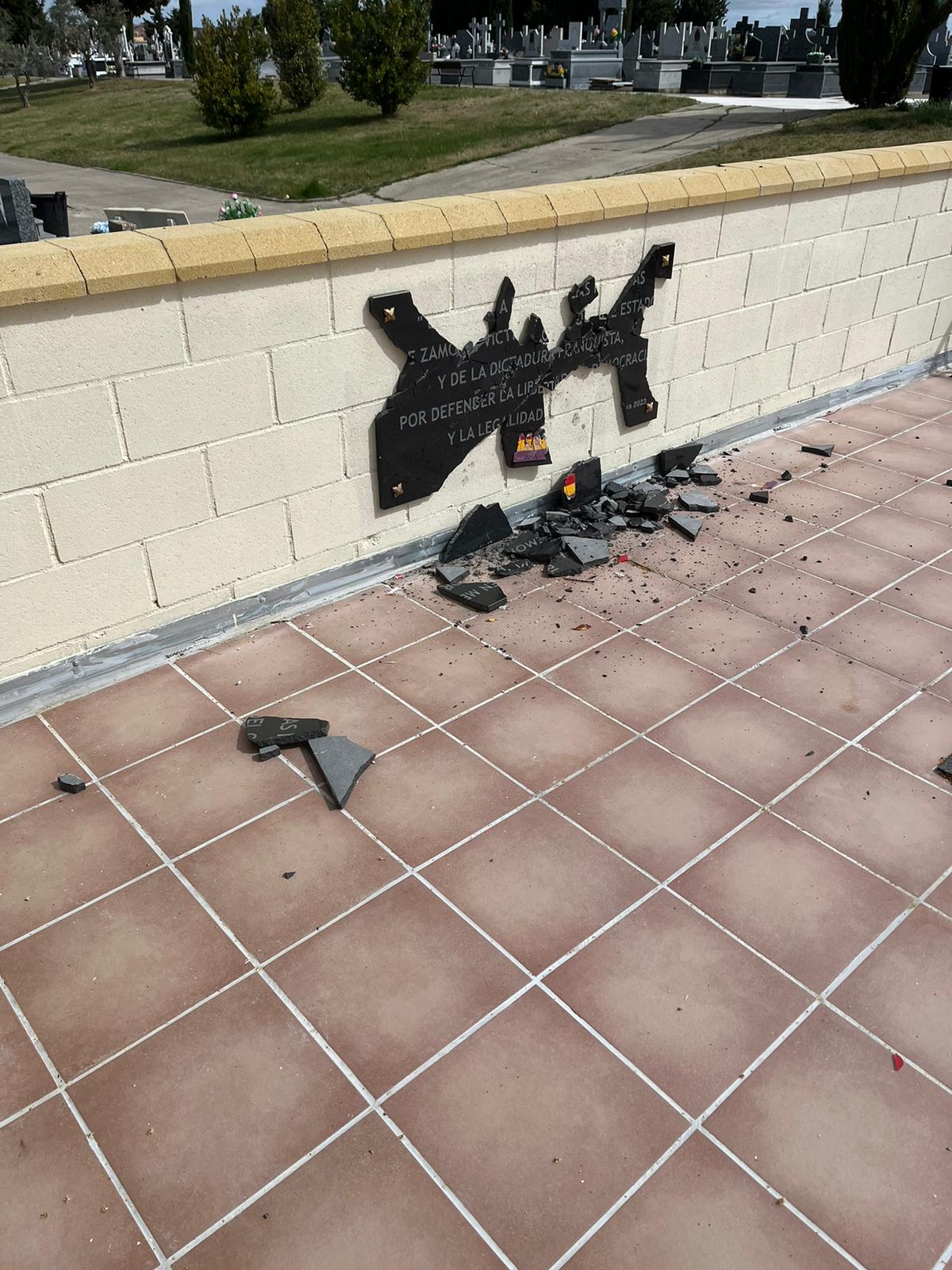 Placa vandalizada en el cementerio de Zamora