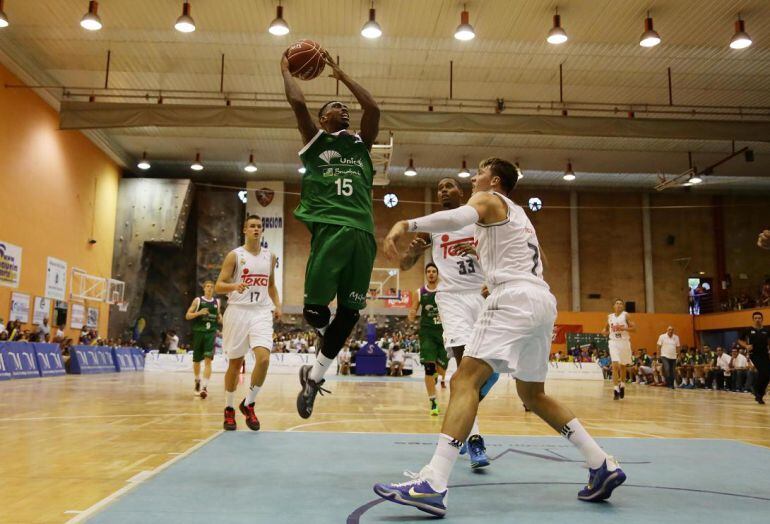 Jamar Smith intenta una bandeja ante la defensa madridista