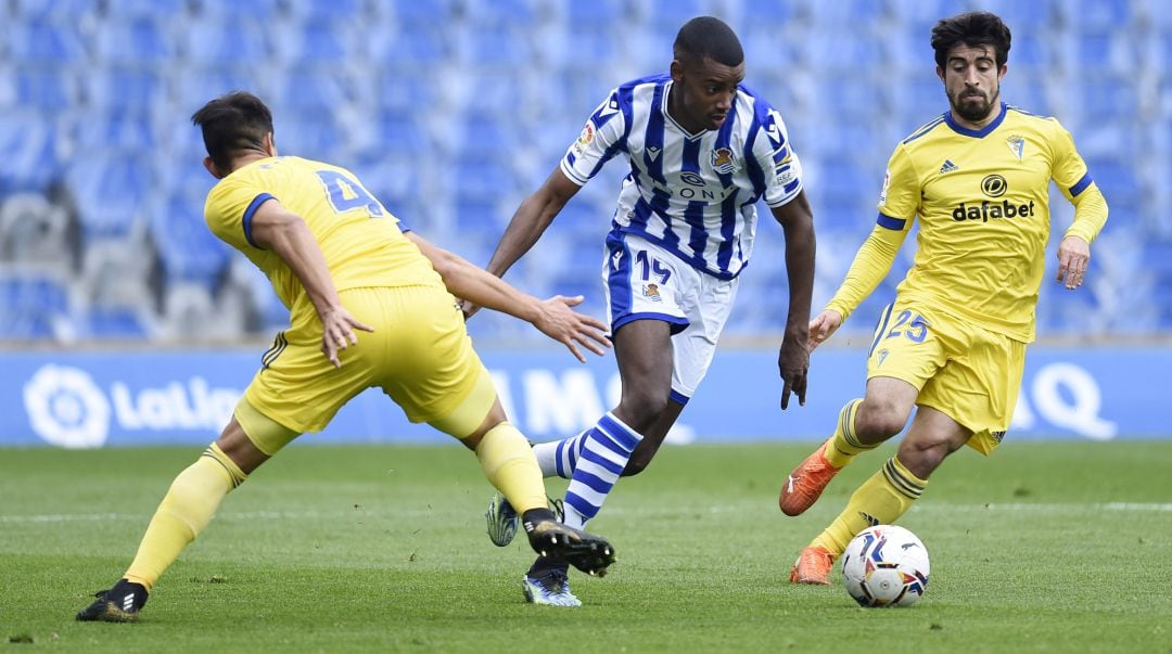 Isak se marcha en valocidad de Mauro en el partido contra el Cádiz