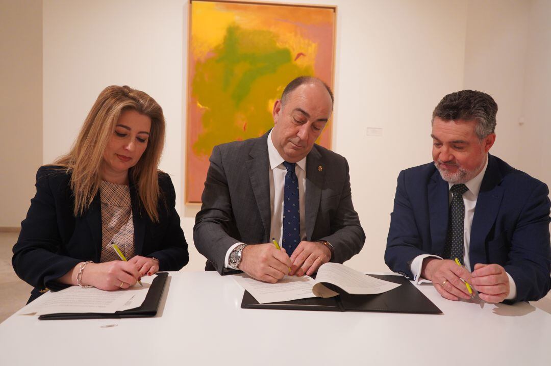 La directora corporativa de la Territorial de Bankia en Castilla y León, Lola Peñas; el presidente del Museo de Arte Contemporáneo Esteban Vicente, Miguel Ángel de Vicente; y el director de zona Segovia Centro-Sur de Bankia, José Gabriel García Encinar.