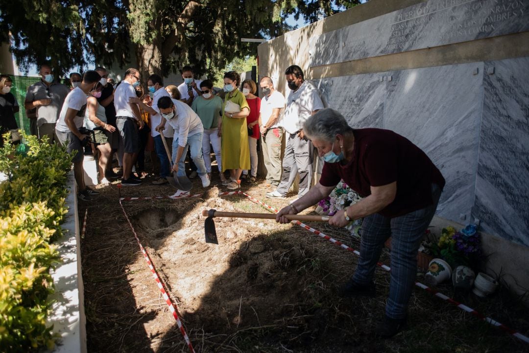 Inicio de los trabajos en el cementerio municipal de Trebujena