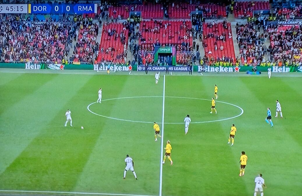 La grada central de Wembley vacía al inicio de la segunda parte de la final de la Champions League