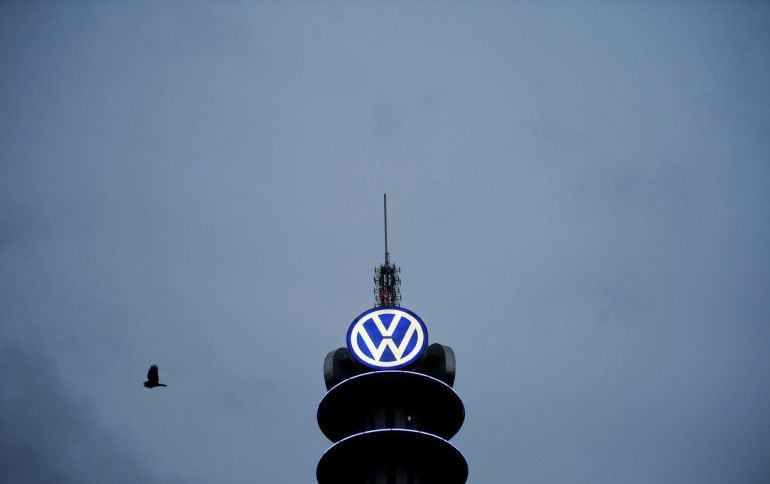 Fotografía de archivo fechada el 4 de febrero de 2016 que muestra el logotipo del fabricante de automóviles alemán Volkswagen en la VW Tower de Hannover, 