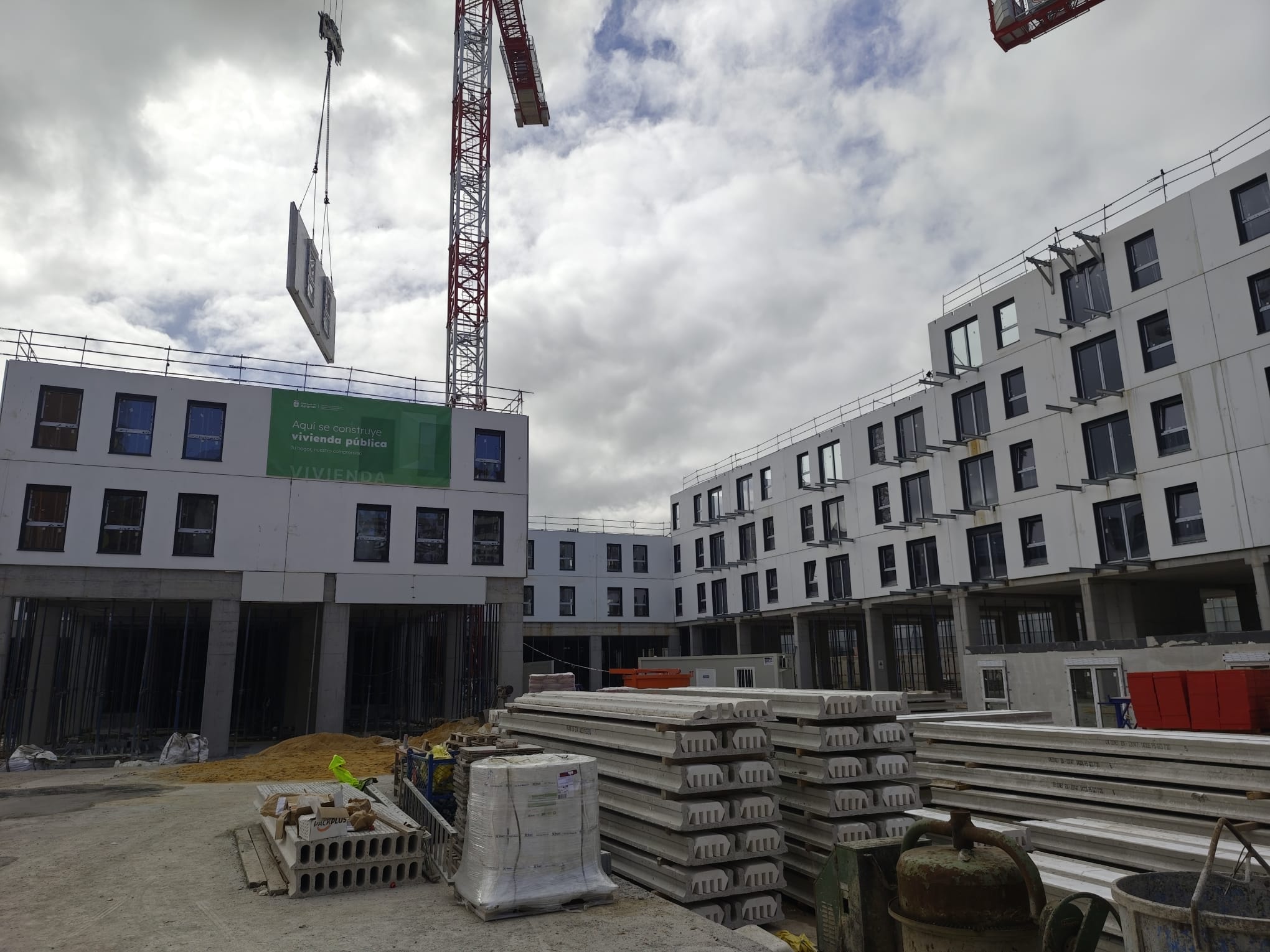 Estado actual de los pisos del solar de peritos en Gijón.