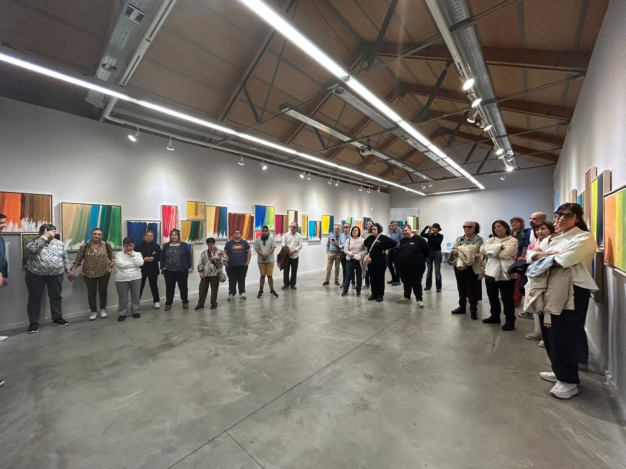 Foto de familia en la inauguración de la muestra en el centro Manuel Benito Moliner.